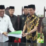 Bupati KONUT H. Ruksamin Serahkan RAPERDA T.A 2022 Dalam Rapat Paripurna DPRD