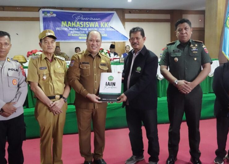 Terima Mahasiswa KKN IAIN Kendari H. Ruksamin Beri Bantuan 5 Juta